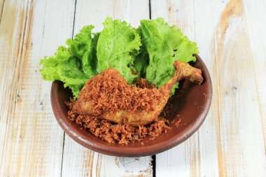 Ayam Goreng Serundeng Kelapa, Baharatlı Hindistan cevizli kızarmış tavuk 