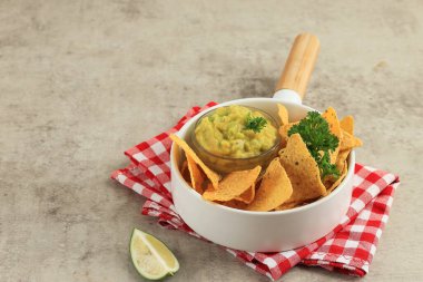 Avokado Dips Guacamole ile Meksika Nachos Tortilla Chips 