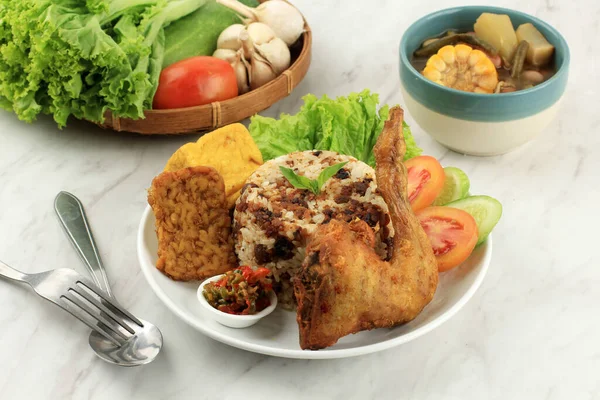 Nasi Tutug Oncom Rice Fermented Peanut Disajikan Dengan Ayam Goreng — Stok Foto