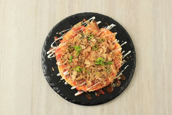 Top Zobrazit Japonské Slané Vejce Palačinka Okonomiyaki Černé Břidlice Deska — Stock fotografie