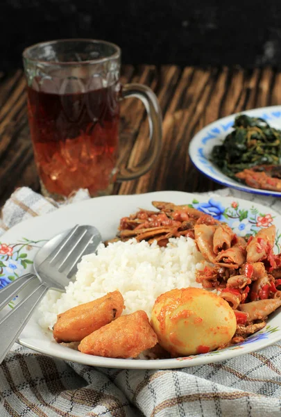 Nasi Rames Warteg 印度尼西亚传统食品 米每日菜单 鸡蛋和蔬菜 — 图库照片