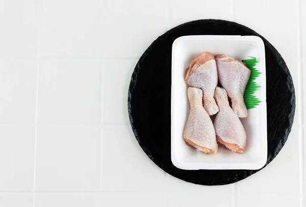 Supermarket Membeli Kaki Thigh Chichken Pada Paket Styrofoam Tampilan Puncak — Stok Foto