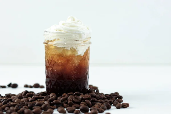 Schwarzer Eiskaffee Mit Sahneaufschlag — Stockfoto