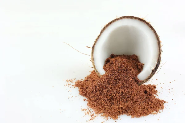 Granulovaný Hnědý Palmový Cukr Půl Kokosové Skořápky Izolovaný Bílém — Stock fotografie