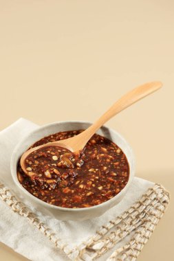 Bumbu Rujak Buah veya Cireng, acı biberli Palm Sugar ve Fıstık Sosu Meyve Salatası veya Aci Digoreng. 