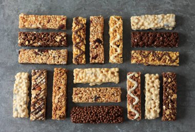 Çimento Masasındaki Çeşitli Grabola Protein Çubuğu, Sağlıklı Beslenme Konsepti