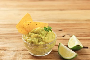 Guacamole Avocade Meksika Dip ile Tahta Masa üzerinde Nachos 