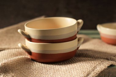 Kırsal Masada Yığılmış Kahverengi Çorba Kasesi 