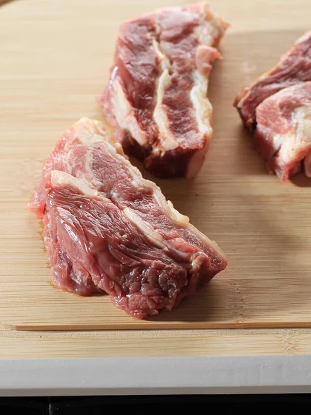 Raw Beef Ribs Slice Wooden Chopping Board — Stok Foto