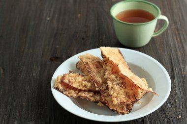 İndirimli Pisang Goreng, Kızarmış Çıtır Dilimlenmiş Un kaplı Muz. Tea ile servis edilmiş. Endonezya geleneksel çerezi 