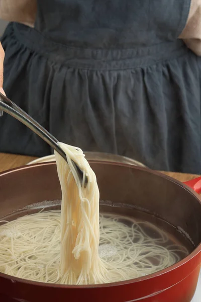 Female Hand Cooking Somen Somyeon Asian White Noodle Popular Corea — Foto de Stock