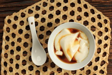 Wedang Tahu veya Kembang Tahu, Palm Sugar ve Ginger şuruplu soya fasulyesi pudinginden yapılan geleneksel tatlı. Üst Görünüm 