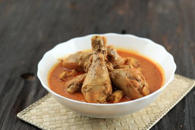 Kari ya da Kare ya da Gulai Ayam, baharatlı Hint usulü körili tavuk, tavuk, acı biber, baharat ve hindistan cevizi sütü Alüminyum kasede servis edilir..