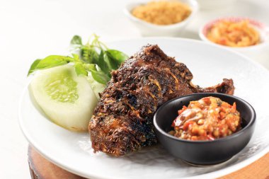 Madura, Endonezya 'da Bebek Sinjay, Bebek Ördek, Pirinç, Ördek, Salatalık, Basil ve Genç Mango Chili.