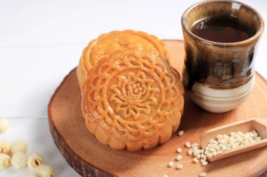 Çin Sonbahar Festivali için fırında ay çöreği. Kutlama, çay ile servis ediliyor.