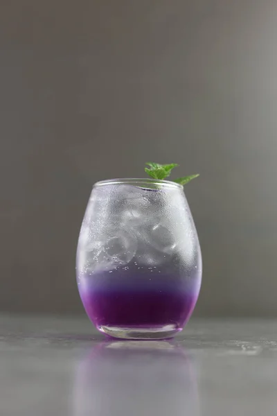 Purple Butterfly Pea Iced Soda Mint Leaf Topping Low Angle — Stock Photo, Image