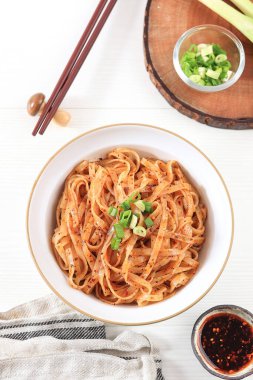 Çin Pirinç Eriştesi, yanında biber yağı ve doğranmış yeşil soğan. Beyaz Bowl 'da servis edildi, Beyaz Masa 