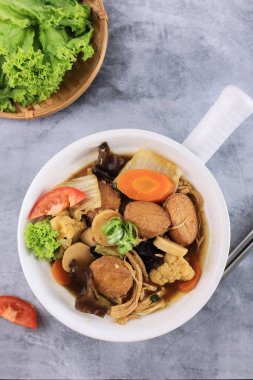 Sapo Tofu, Çin usulü kızartma, çeşitli sebzeler ve ipeksi soya peyniri. Üst Görünüm 