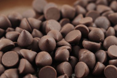 Çikolata Morsels Yiyecek Arkaplanı İçin Yayılıyor. Çikolata parçacıkları dolu. 