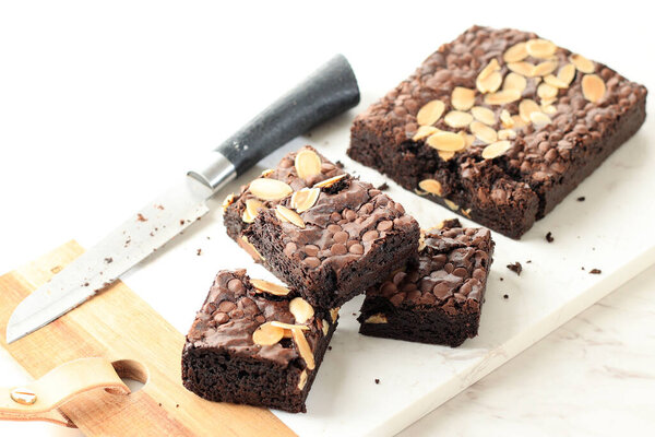 Rebanadas Caseras Fudge Almond Chocolate Chips Bownies Mesa Blanca — Foto de Stock