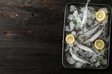 Tahta Masa 'da donmuş Capelin Shisamo Balığı, Top View. Metin için Boşluğu Kopyala 