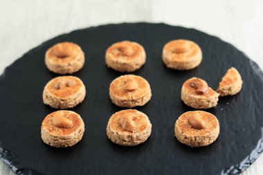 Kue Kacang ya da Fıstık Ezmeli Kurabiyeler Taş Tabakta, Kurban Bayramı için Popüler 