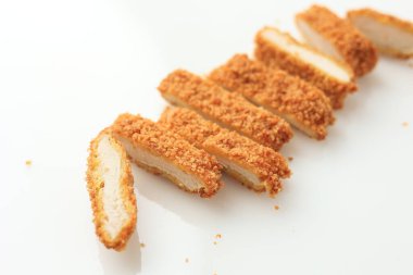 Dilimlenmiş Tavuk Katsu Beyazın Üzerinde İzole Edildi 