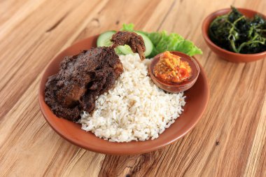 Nasi Bebek Madura, Black Sauce Duck ve Baharatlı Sambal Bawang. Tahta Masa 'da 