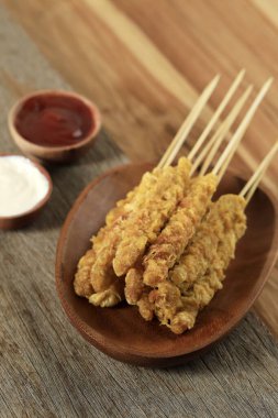 Telor Gulung, Skewers 'da yumurta sarması, Ucuz Atıştırmalık Sokak Yemeği