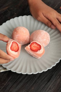 Çilekli Daifuku veya Ichigo Daifuku Mochi, Dondurmalı Japon Pembe Mochi. 