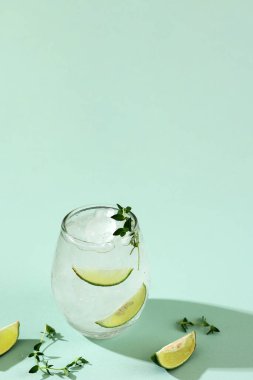  Limonata ya da Detox Kireç ve Kekikli Su, Yeşil Nane Arkaplanında Soğuk Taze Yaz İçeceği Cin Toniği