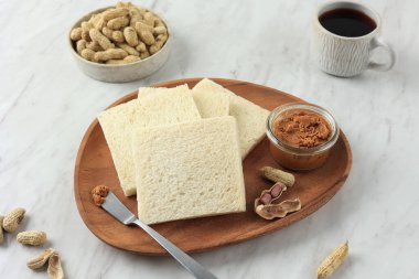 Dilimlenmiş Beyaz Ekmek Roti Tawar, Fıstık Ezmeli, Kahvaltıda Siyah Kahveli 