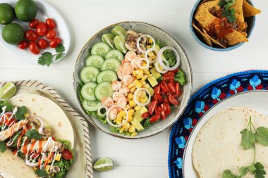 Tabakta Karides, Avokado, Salatalık ve Domates Kirazlı Taze Yaz Salatası