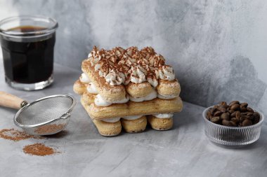 Tiramisu. Geleneksel İtalyan Katmanlı Tatlı. Mascarpone ve kahve. Pasta yok.