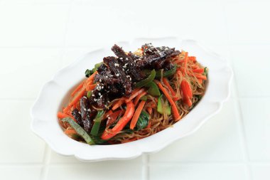 Bulgogi Biftek Japchae, Kızarmış Kore Bardağını Sebze ve Et Toplama ile Karıştır 