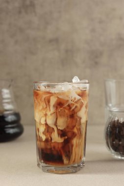 Bir bardak sütlü kahve, buzlu espresso. Buzlu Latte 