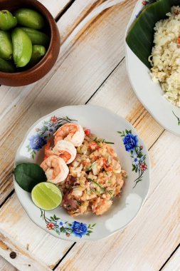 Top View Sambal Ganja, Sour Shrimp Sauce with Bilimbi Belimbing Wuluh, Chilli ve Lime. Endonezya, Aceh 'ten özel sos tabağı.