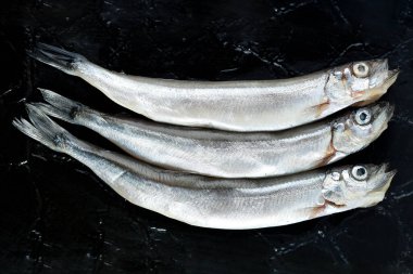 Kara Taş Tabakta Üç Donmuş Chapelin Shisamo Japon Balığı 