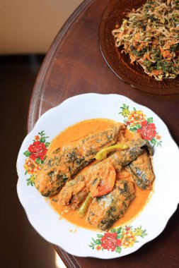 Lele Bumbu Rujak, Java baharatlı Hindistan cevizi kırmızısı soslu kızarmış yayın balığı.. 