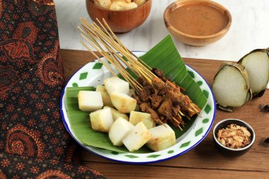 Sate Padang. Padang, Batı Sumatra 'dan Baharatlı Biftek Satay. Baharatlı köri sosu ve pirinç keki veya ketupat ile servis edilir. 