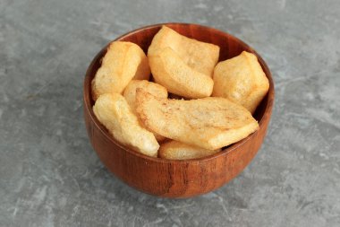 Cow Ckin Cracker, Krupuk Kulit, Rambak veya Minangkabau Karupuak Jangek, Endonezya 'nın geleneksel sığır derisi krakeridir..