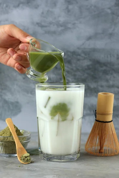 Wlać Matcha Mleka Proces Podejmowania Zielonej Herbaty Latte — Zdjęcie stockowe