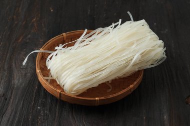 Çiğ pirinç eriştesi Bambu tabağında 