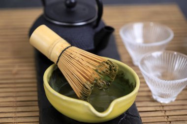 Matcha Whisk on Green Tea Mix Bowl, Japon Çay Seremonisi. Seçici Odaklanma 