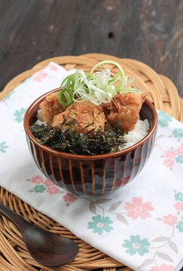 Japon usulü kızarmış tavuk ya da haşlanmış pirinç ve Norveç gevreğiyle Tori Karaage. 