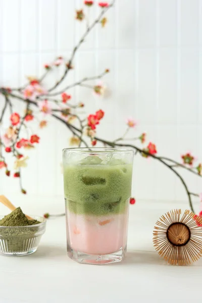 Mrożone Mleko Sakura Green Tea Białym Stole — Zdjęcie stockowe