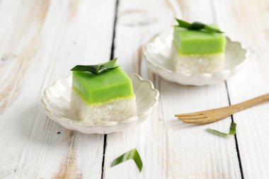 Talam Ketan Pandan ya da Kuih Seri Muka, İki Katmanlı Tatlı Üst Katmandaki Alt ve Yeşil Kremalı Kek 'te Buharda Yapışkan Pirinç.