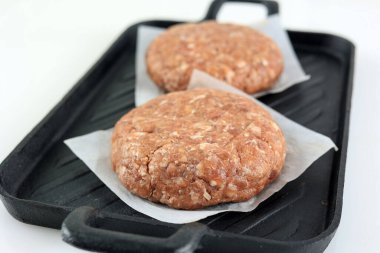 Çiğ Biftek Burger Patty Demir Izgara 'da