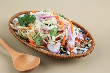 Goi Ga Chao Ga, çeşitli sebzeli tavuk salatası Vietnam yemeği.