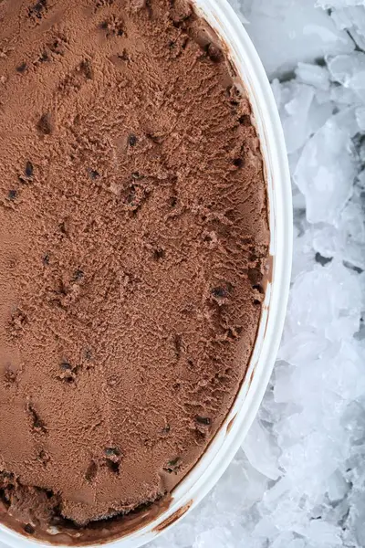 Top View Lezzetli Çikolatalı Çikolatalı Dondurma Kalıbı Plastik Kutu Paketinde Ezilmiş Buz Küpü